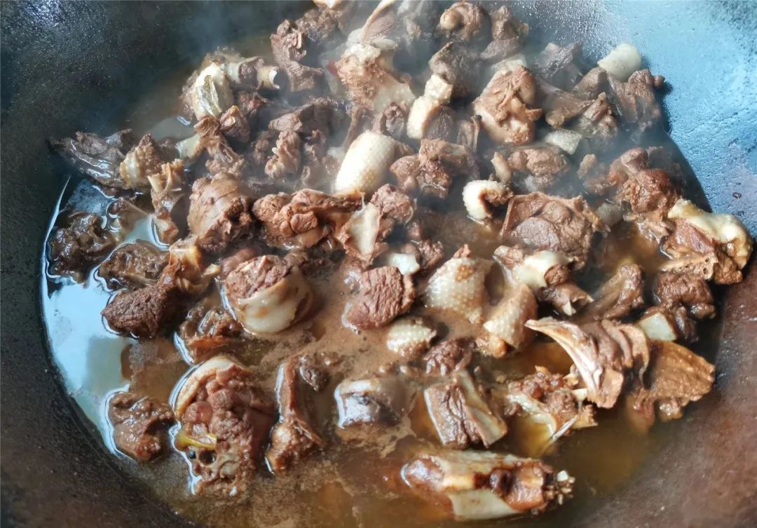 香喷喷的铁锅炖大鹅做法，学会这1招，鹅肉软烂入味香气四溢，下饭又下酒，真过瘾！