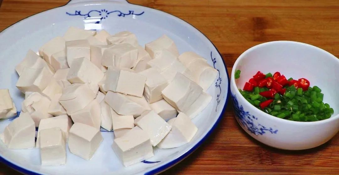 大厨教做小葱拌豆腐，清淡爽口又滑嫩，食材做法都简单，做的比饭店还好吃！