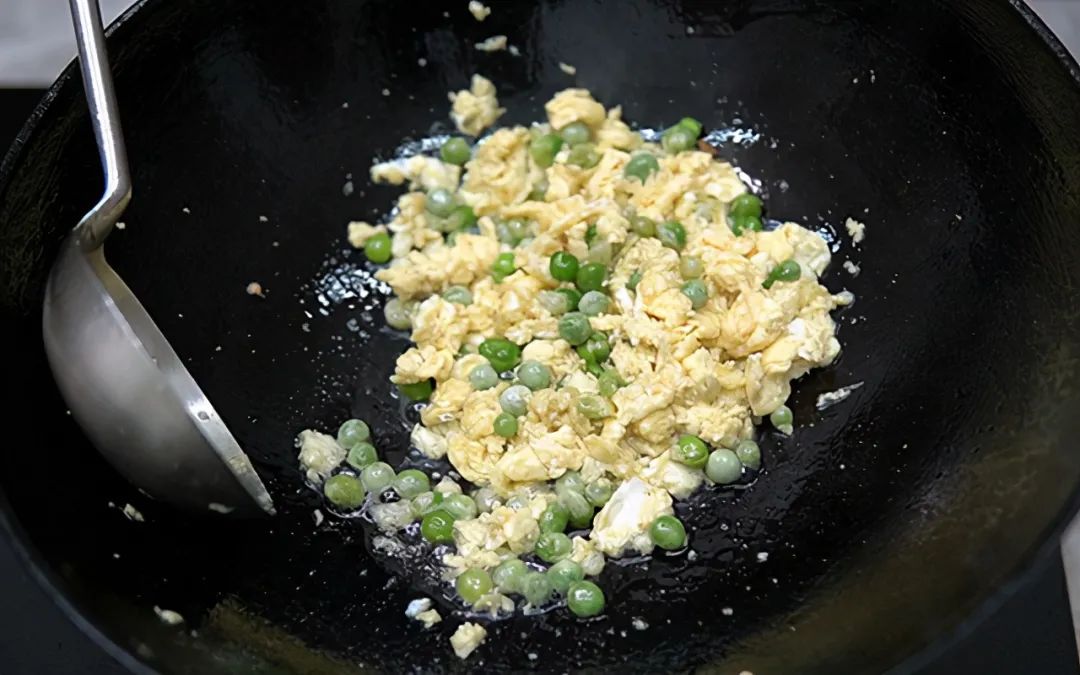 “酱油炒饭”的家常做法，新手也会做，米饭粒粒分明特别香，比蛋炒饭更好吃！