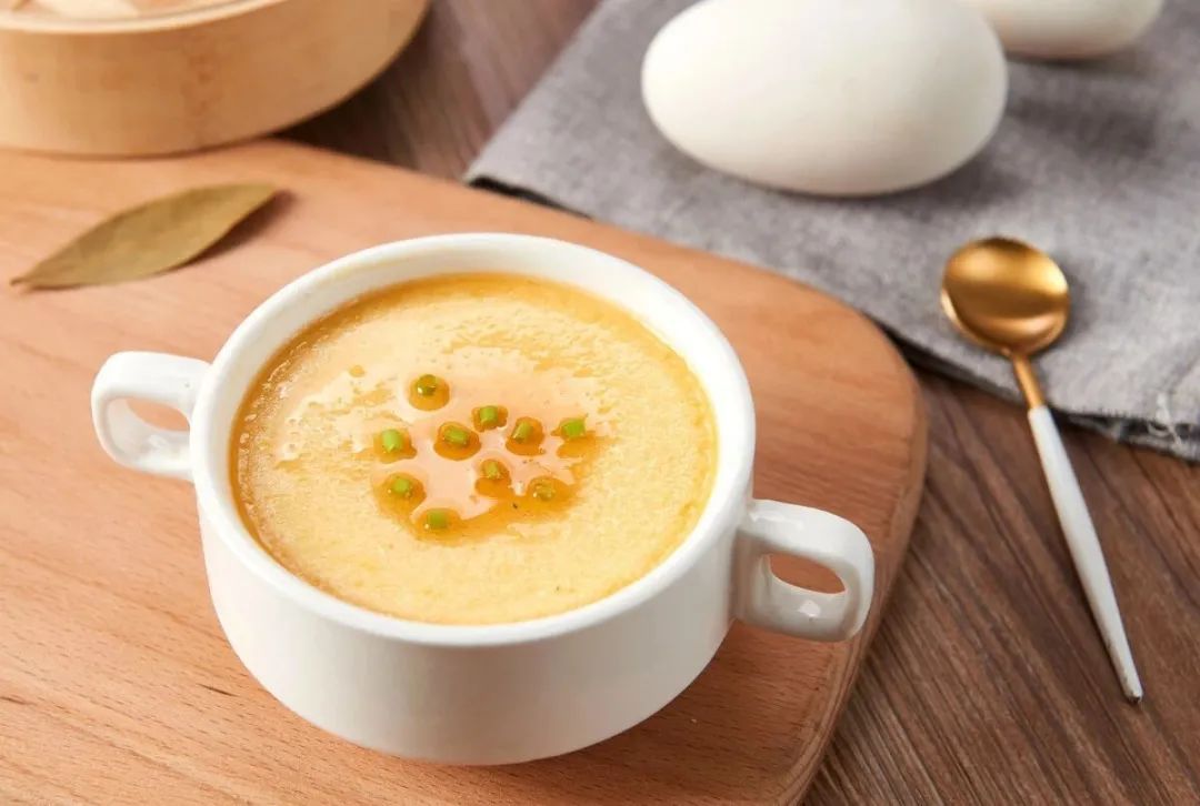 鸡蛋羹的正确做法，黄金比例和3个诀窍告诉你，滑嫩无蜂窝，又鲜又嫩！