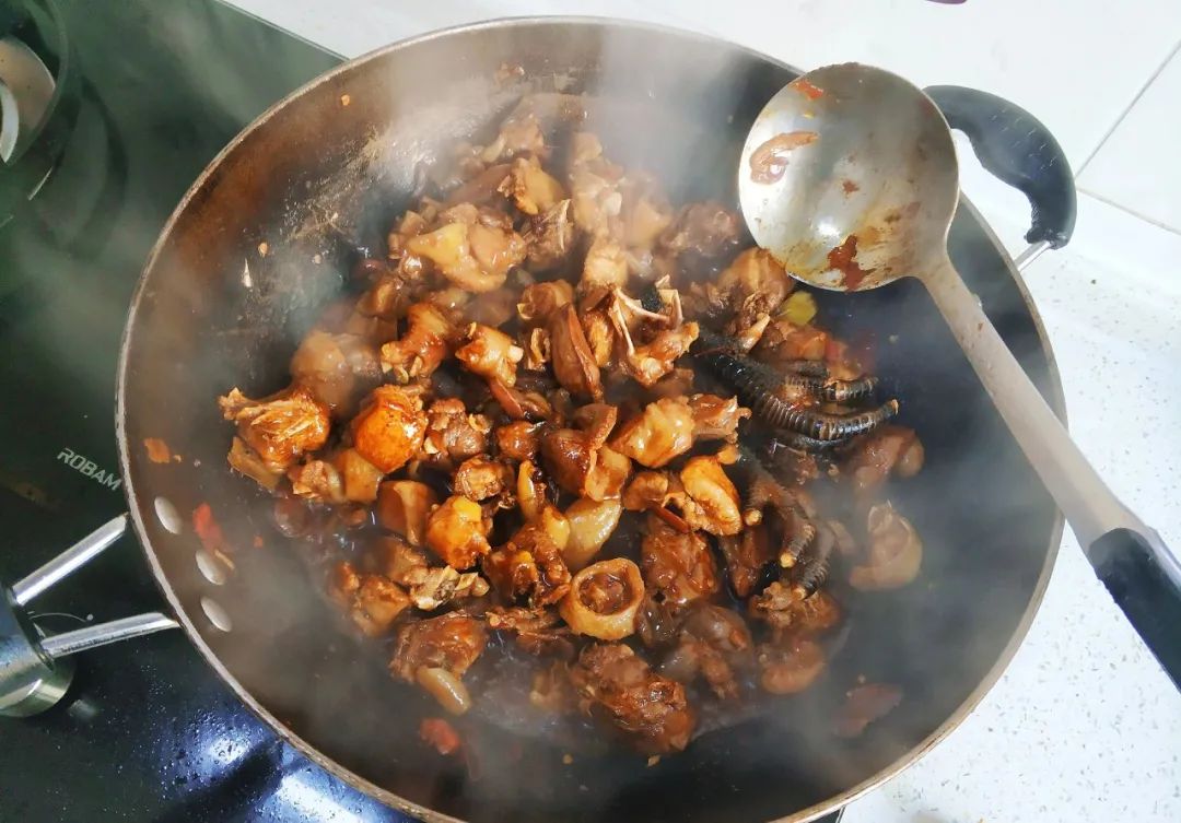临沂炒鸡的正宗做法，加上这味料一起炒，鲜嫩多汁，又香又辣吃不够，汤比肉香！