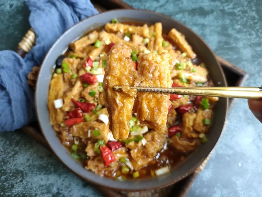 这才是腐竹最好吃的做法，10分钟出锅，麻辣鲜香，比红烧腐竹还更好吃！