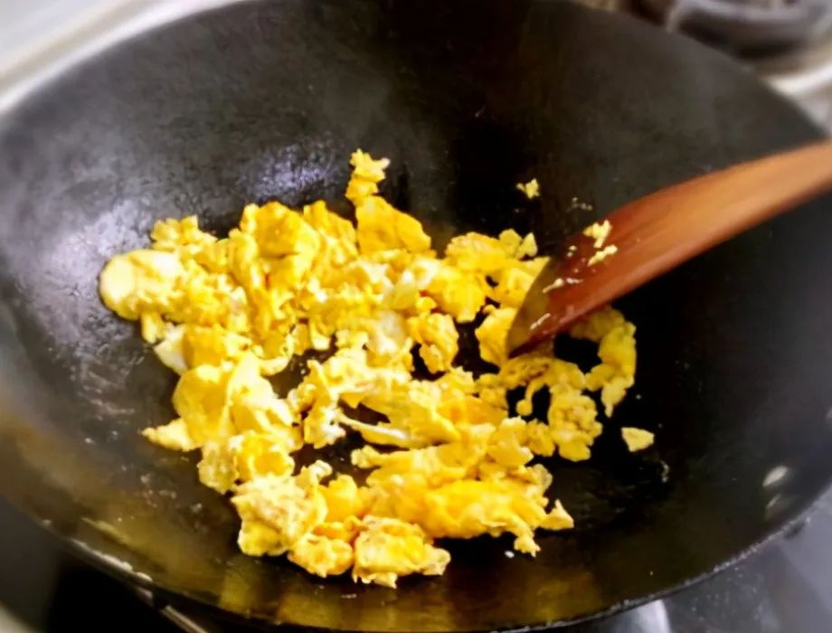 韭菜鸡蛋馅饼最简单的做法，1把韭菜2个鸡蛋，这做法最好吃，简单一包，不揉面不醒面，皮薄馅大料足，10分钟就能做好！