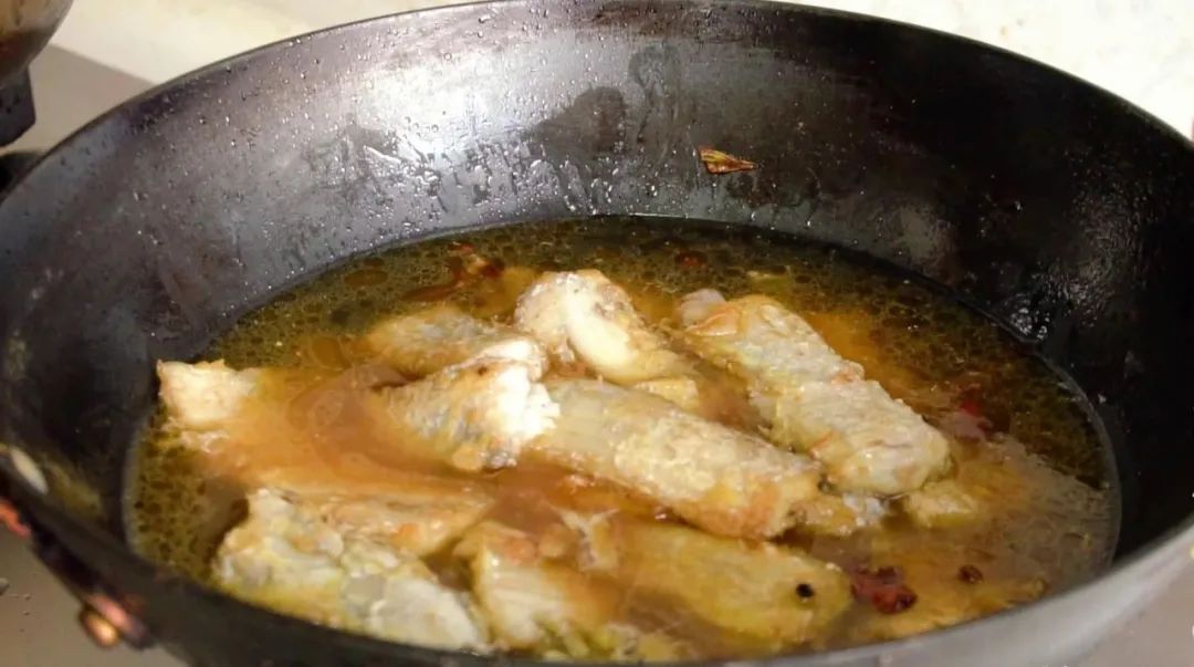 红烧带鱼正宗的家常做法，掌握好方法，软嫩鲜美又多汁，上桌全家都爱吃！