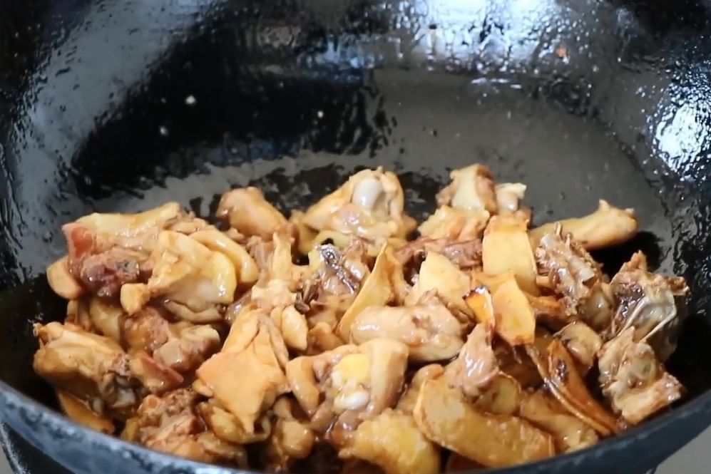 广东名菜姜葱鸡的做法，又嫩又滑又好吃，浓郁鲜美，简单下饭口感好！