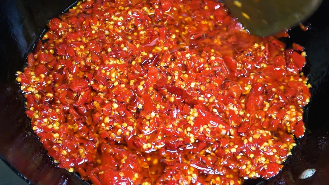 自制万能辣椒豆豉酱的做法，香辣过瘾，焖、烧、蒸、蘸、拌都用的上，比老干妈豆豉酱还好吃！