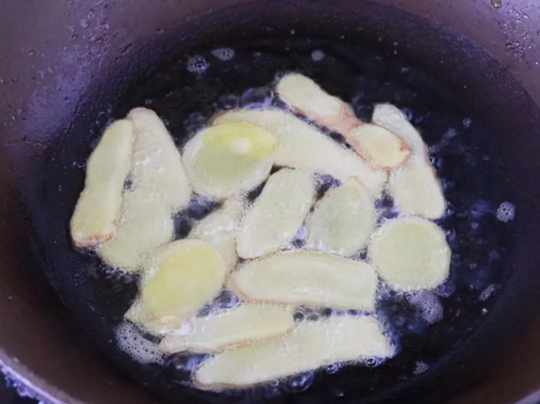 广东名菜姜葱鸡的做法，又嫩又滑又好吃，浓郁鲜美，简单下饭口感好！