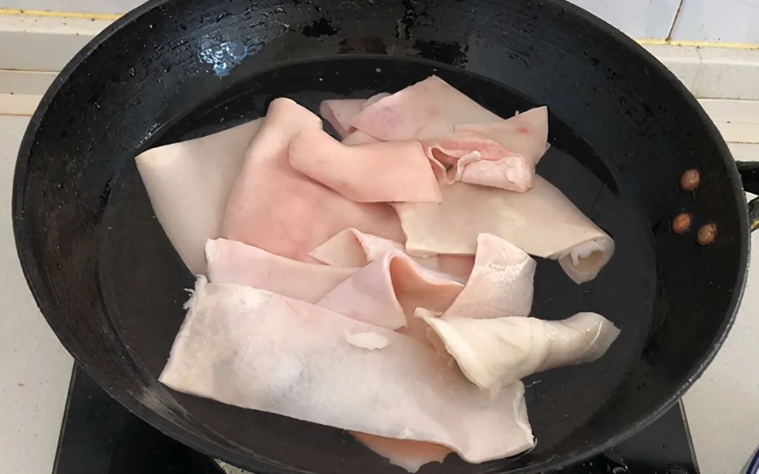 炸猪皮的正确做法，片片起大泡，滑嫩爽口不肥腻，满满的胶原蛋白！