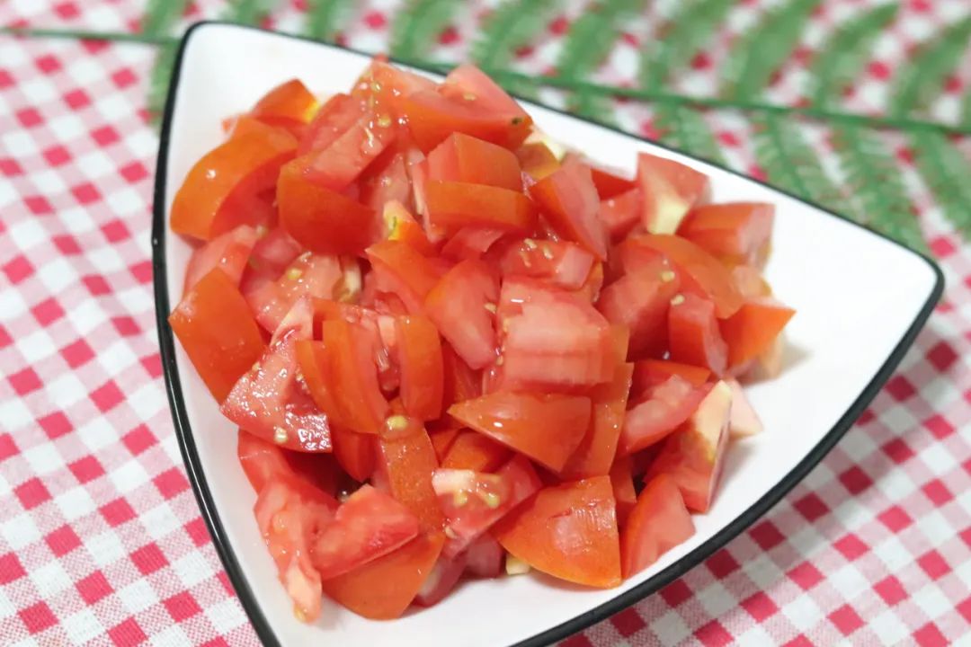 番茄焖虾的家常做法，鲜香又营养美味，一大盘不够吃，比白灼虾好吃多了！