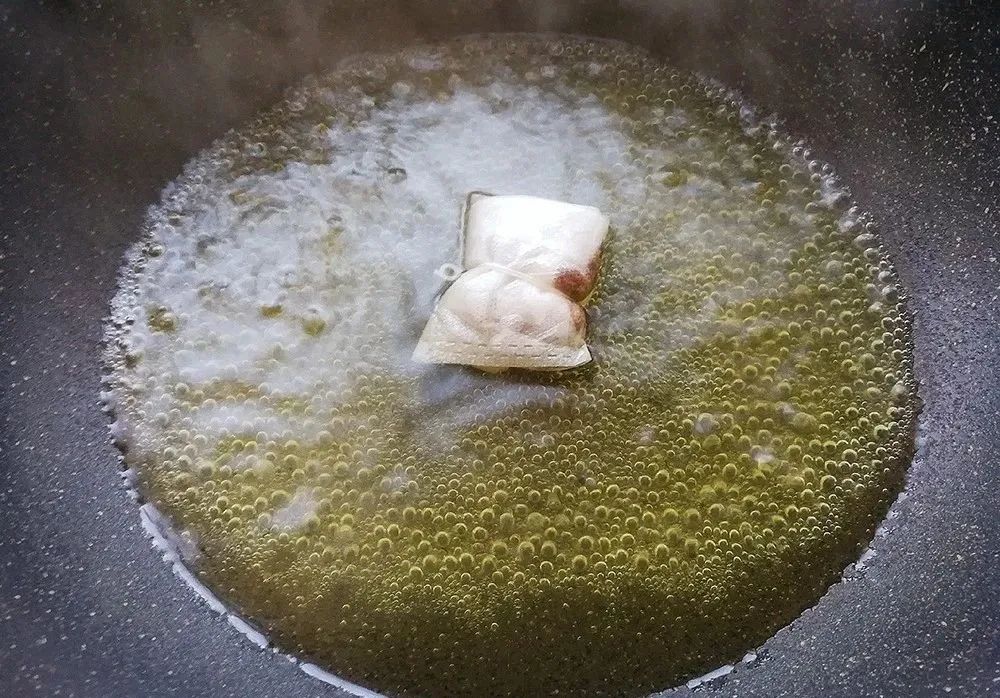 这才羊肉馅饺子的正确做法，记住放这1味料，肉嫩多汁儿，不腥不膻味道香！