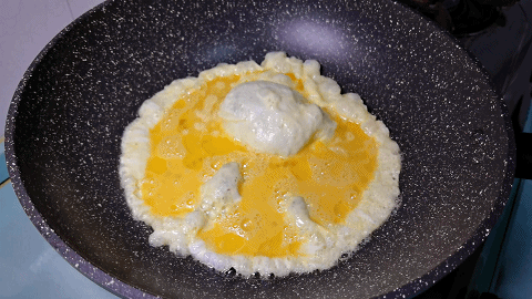菠菜和鸡蛋一起炒最好吃，记住这2步，鸡蛋鲜嫩菠菜翠绿，5块钱能炒一大盘！