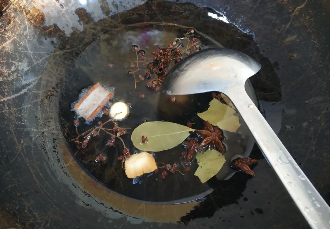 临沂炒鸡的正宗做法，加上这味料一起炒，鲜嫩多汁，又香又辣吃不够，汤比肉香！