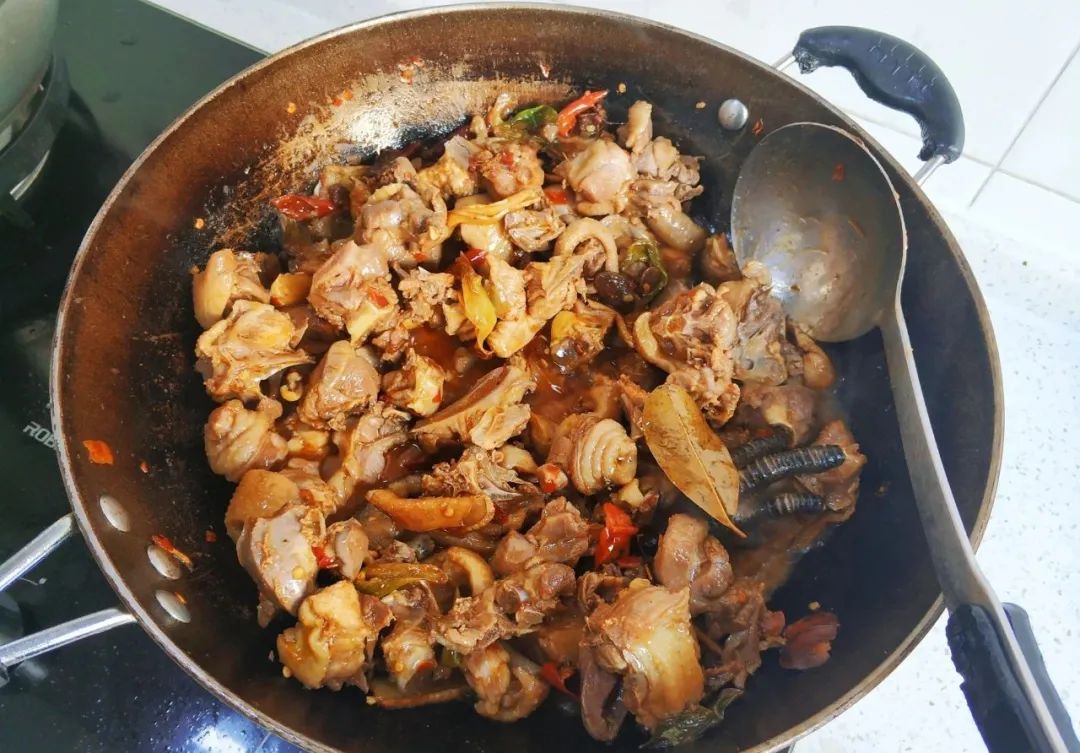 临沂炒鸡的正宗做法，加上这味料一起炒，鲜嫩多汁，又香又辣吃不够，汤比肉香！