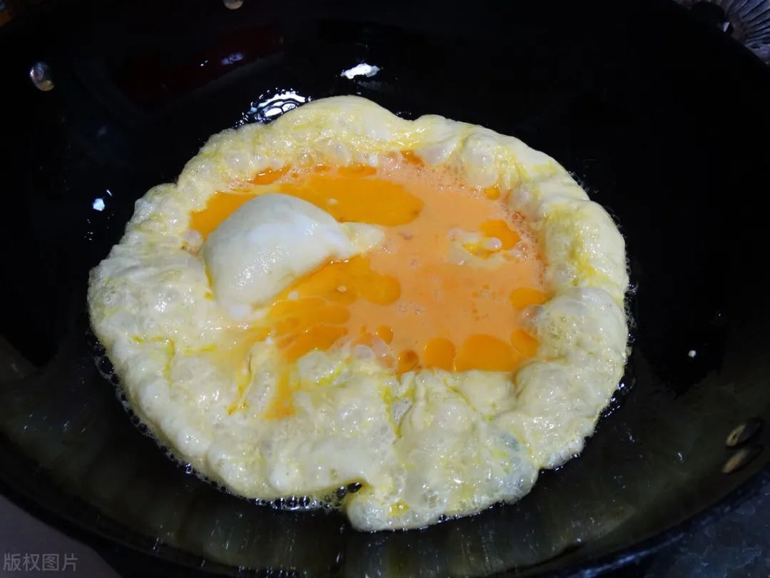 青椒炒鸡蛋，先炒鸡蛋还是青椒？教你正确做法，鲜香嫩滑超下饭，真香！