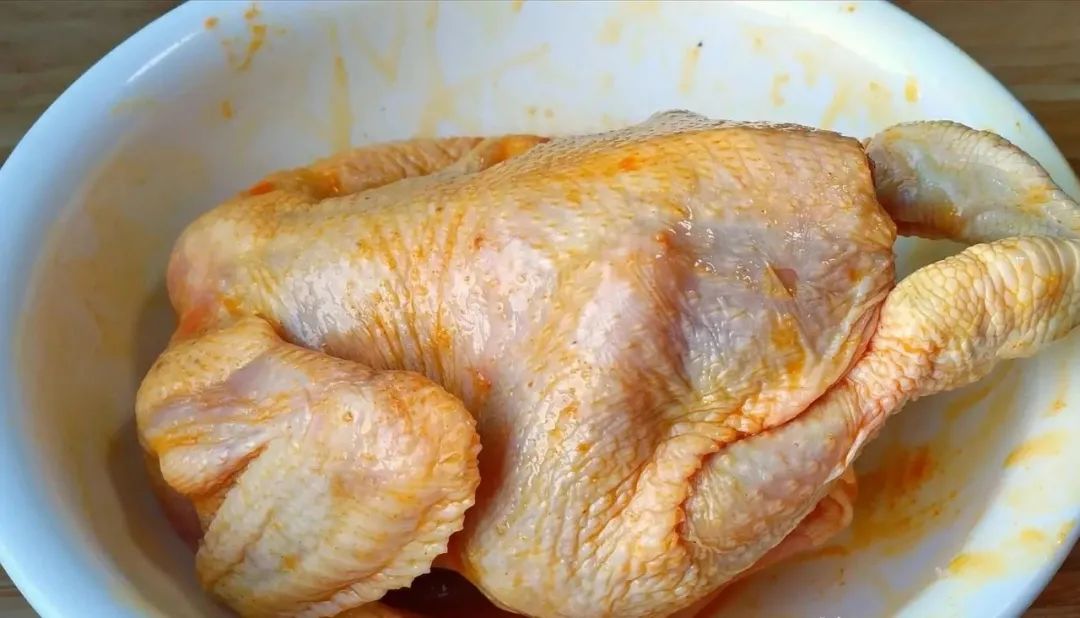 砂锅盐焗鸡的家常做法，色泽靓丽，鲜香味美，出锅香气四溢！