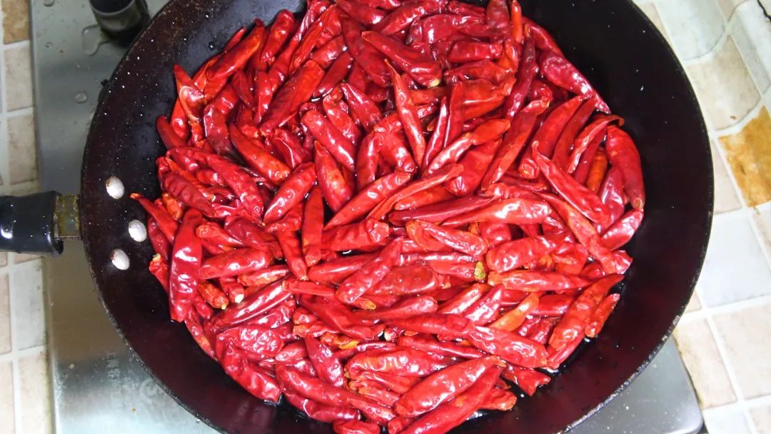 自制万能辣椒豆豉酱的做法，香辣过瘾，焖、烧、蒸、蘸、拌都用的上，比老干妈豆豉酱还好吃！