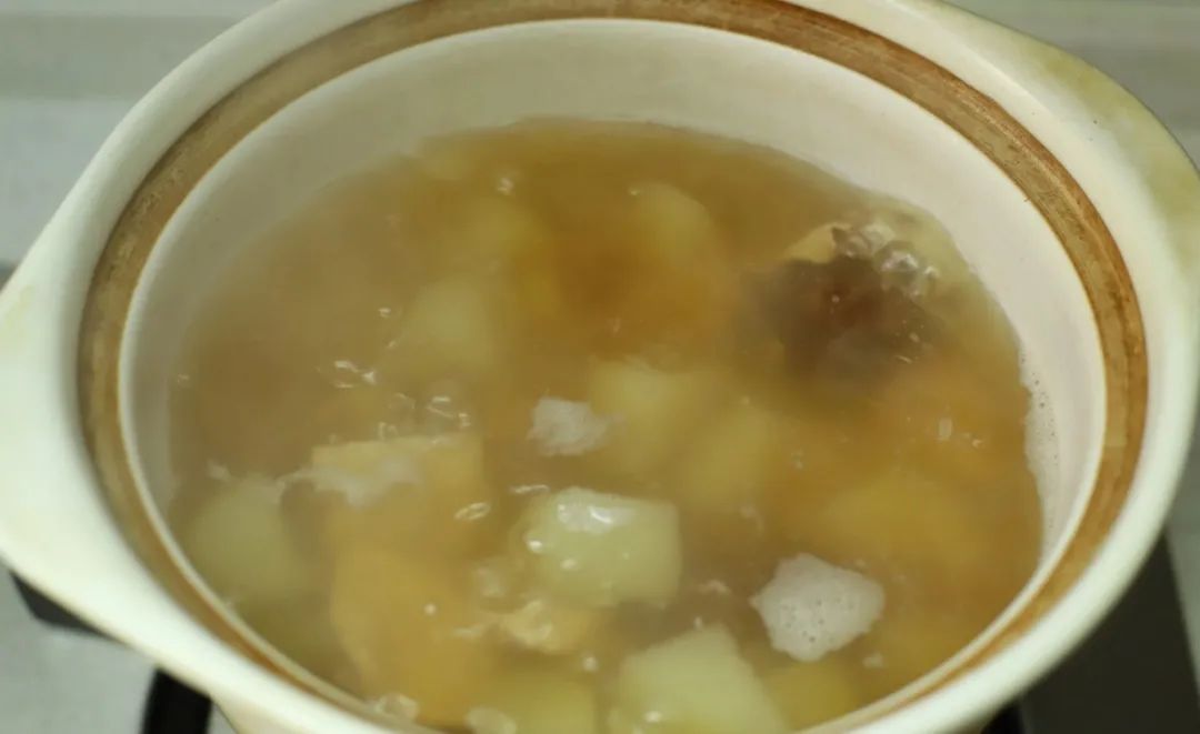 天气干燥，教你一道广东靓汤的做法，清甜滋润，味甜营养，煮一锅全家人都爱喝！