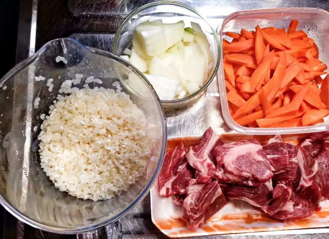 新疆抓饭超美味做法，“2红1白”记得放，米香肉嫩，一大盘都不够吃！