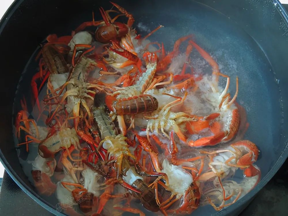 麻辣小龙虾的正宗做法，记得千万别过油，鲜嫩又入味，麻辣鲜香下酒下饭又解馋！