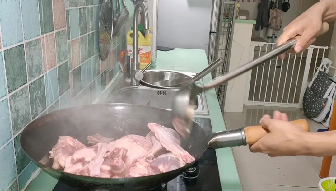 香喷喷的铁锅炖大鹅做法！牢记这1点，鹅肉软烂入味，不腥不柴，越吃越香！