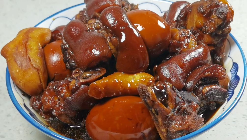 猪脚姜，广东女人经常吃的一道家常菜，做法简单，软烂入味，汤汁酸甜香味浓！