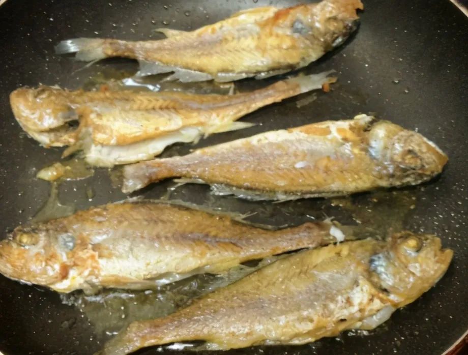 春天的黄花鱼最肥美，红烧小黄花鱼的正宗做法，掌握3个诀窍，鱼肉滑嫩鲜美，好吃又美味！