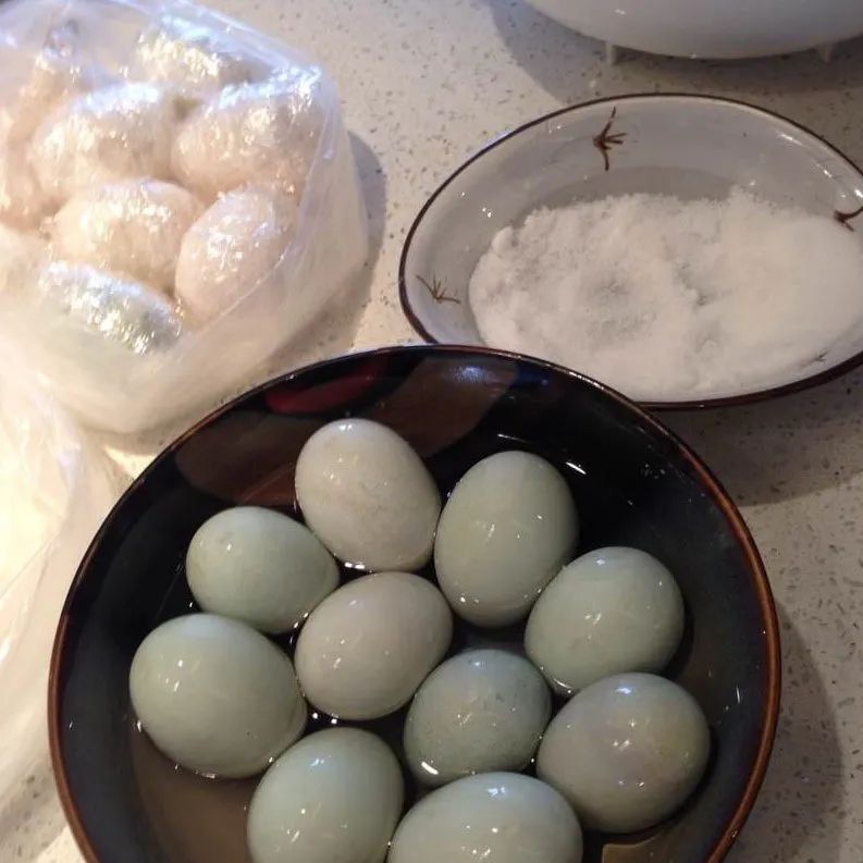 快速腌制咸鸭蛋的家常做法，不用泥沙，个个翻沙流油，越吃越香！