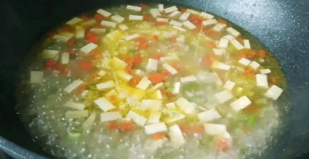 做疙瘩汤用面条做最简单，好喝又养胃，做法正宗，味道鲜美，全家都爱喝！