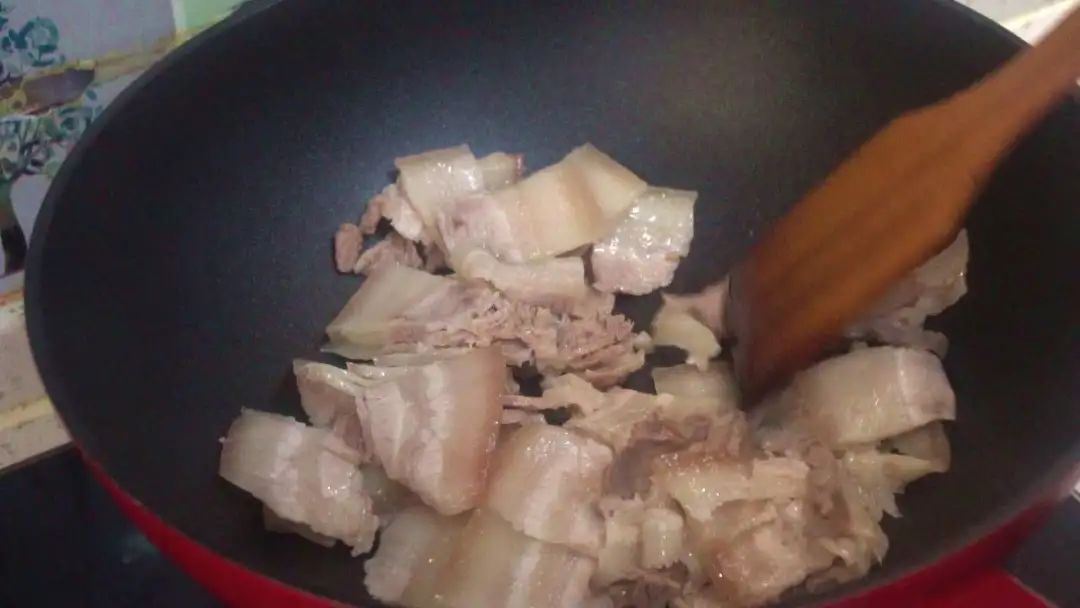 蒜苗回锅肉的四川地道做法，这“2酱2料”一定要放，鲜嫩浓香，肥而不腻，比饭店的还好吃！