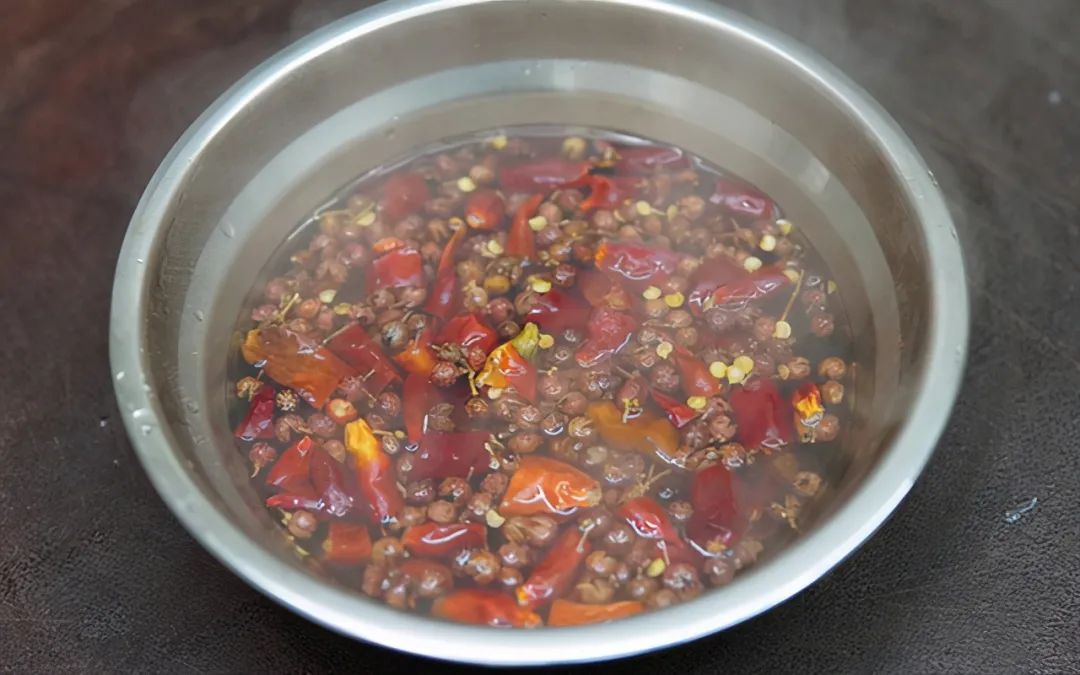 新疆椒麻鸡的详细做法，鲜香嫩滑，麻辣入味，比外面卖的还要好吃！