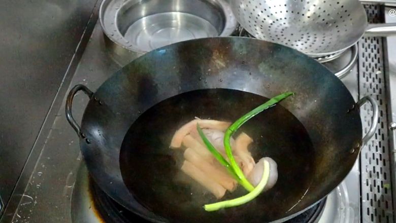牛鞭汤如何炖才会好喝？教你正确做法，不要直接放水煮，多加1步，汤鲜味美，壮阳又补肾！