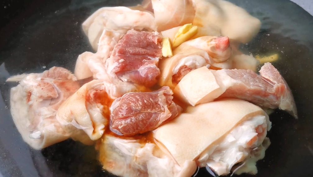猪脚姜，广东女人经常吃的一道家常菜，做法简单，软烂入味，汤汁酸甜香味浓！