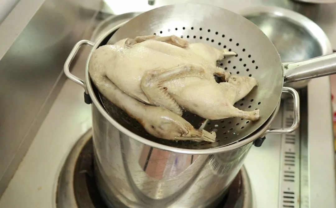 “金陵盐水鸭”的正宗做法！只要2味大料，咸香入味，肉质滑嫩，肥而不腻，下酒下饭很不错！