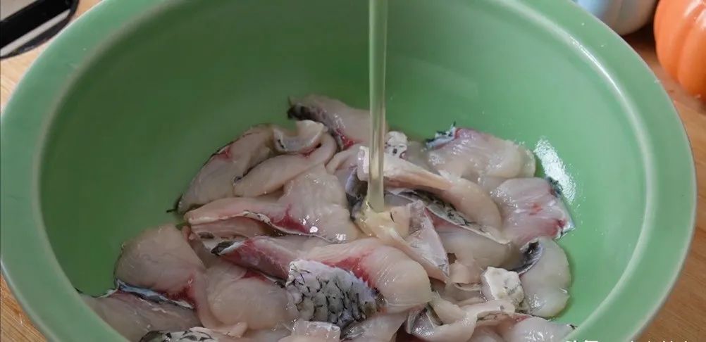 这才是水煮鱼的正确做法，详细讲解鱼片腌制技巧，鱼肉滑嫩无腥味，一次做一大盆，太香了！