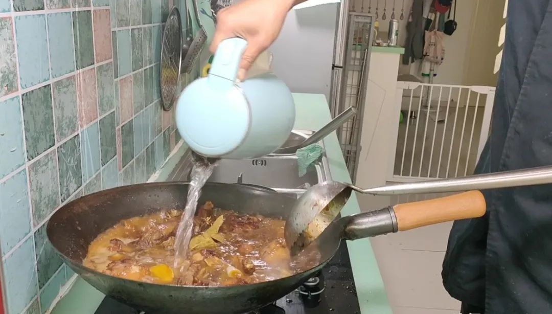 香喷喷的铁锅炖大鹅做法！牢记这1点，鹅肉软烂入味，不腥不柴，越吃越香！