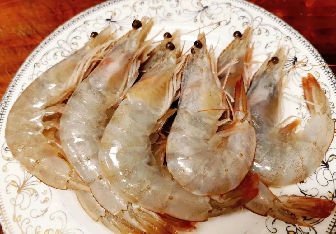 油焖大虾少油的家常做法，虾肉鲜嫩不油腻，鲜香味美，比饭店的更好吃！