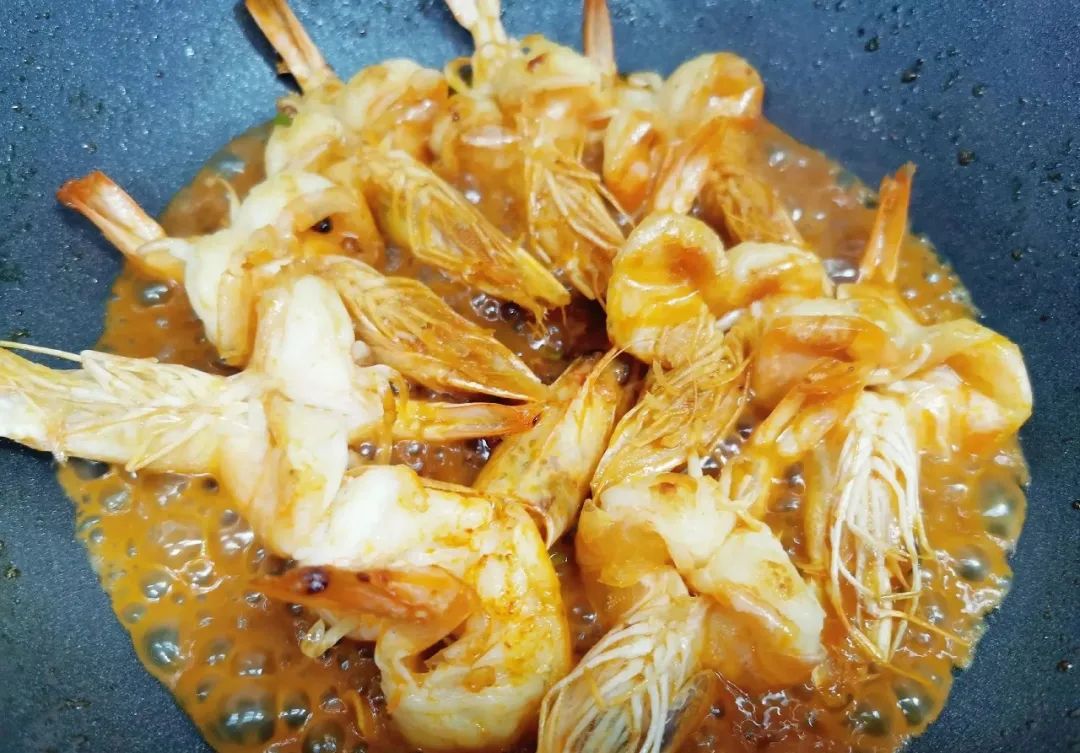 油焖大虾少油的家常做法，虾肉鲜嫩不油腻，鲜香味美，比饭店的更好吃！
