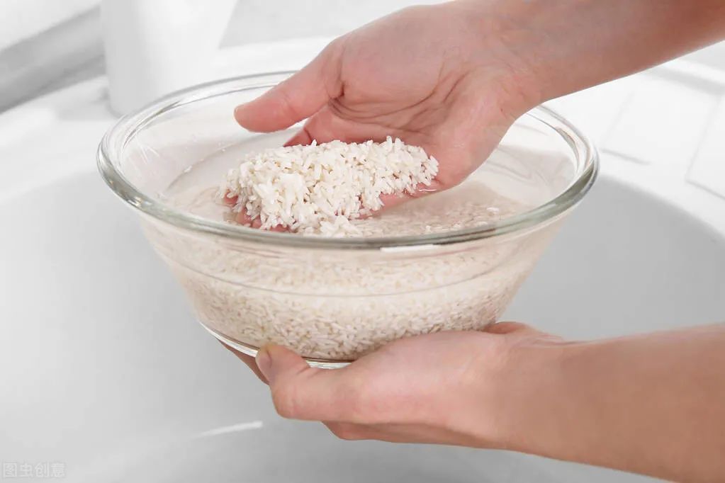 煮米饭，接加水下锅煮就错了，牢记这2个技巧，米饭又香又软，粒粒分明！