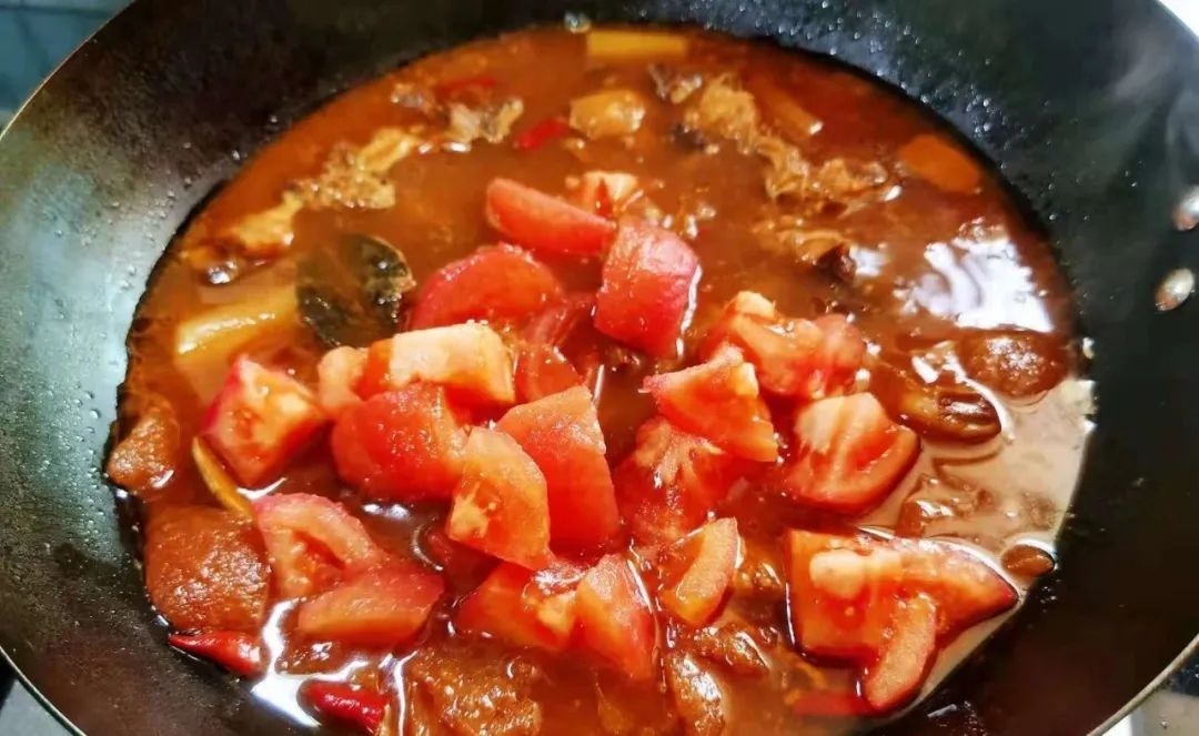 西红柿炖牛腩的家常做法，告诉你软烂入味的秘诀，汤鲜味美，拌饭一绝！