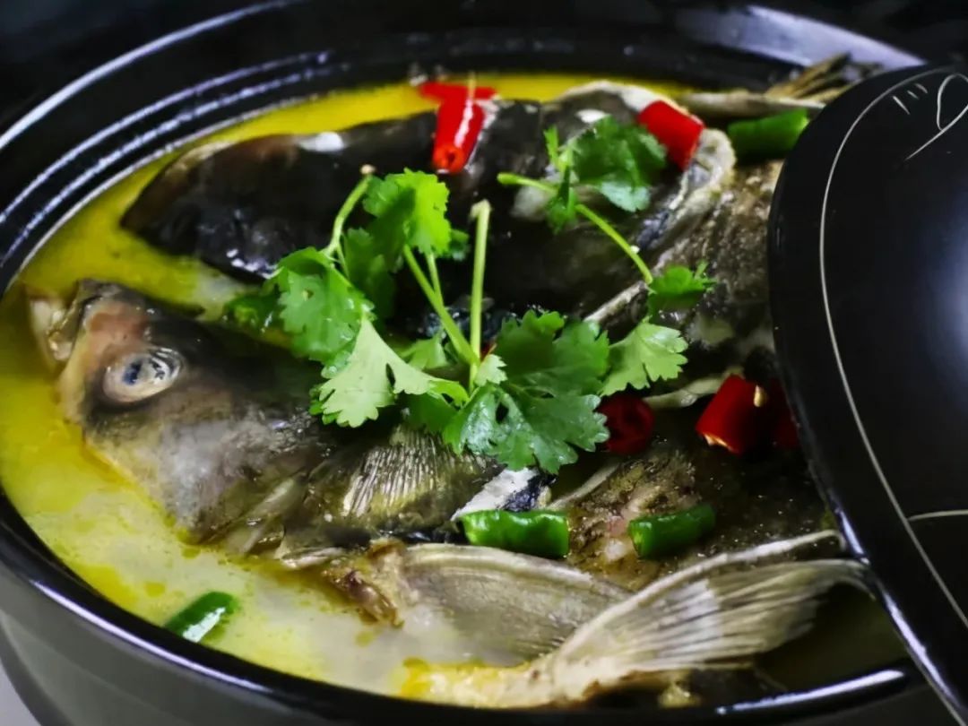 鱼头做法大全，4道好吃的鱼头煲做法，汤汁鲜美，肉质鲜嫩，入口满满的香味！