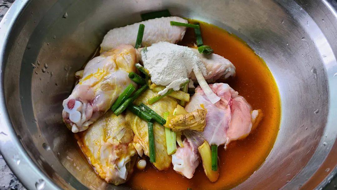 广东盐焗鸡翅的正宗做法，鲜香嫩滑原汁原味，皮爽骨香，营养好吃味道香！