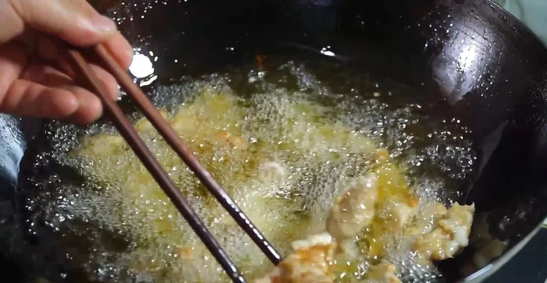 锅包肉的家常做法，挂糊调汁都有技巧，酸甜酥脆不回软，做出饭店的味！