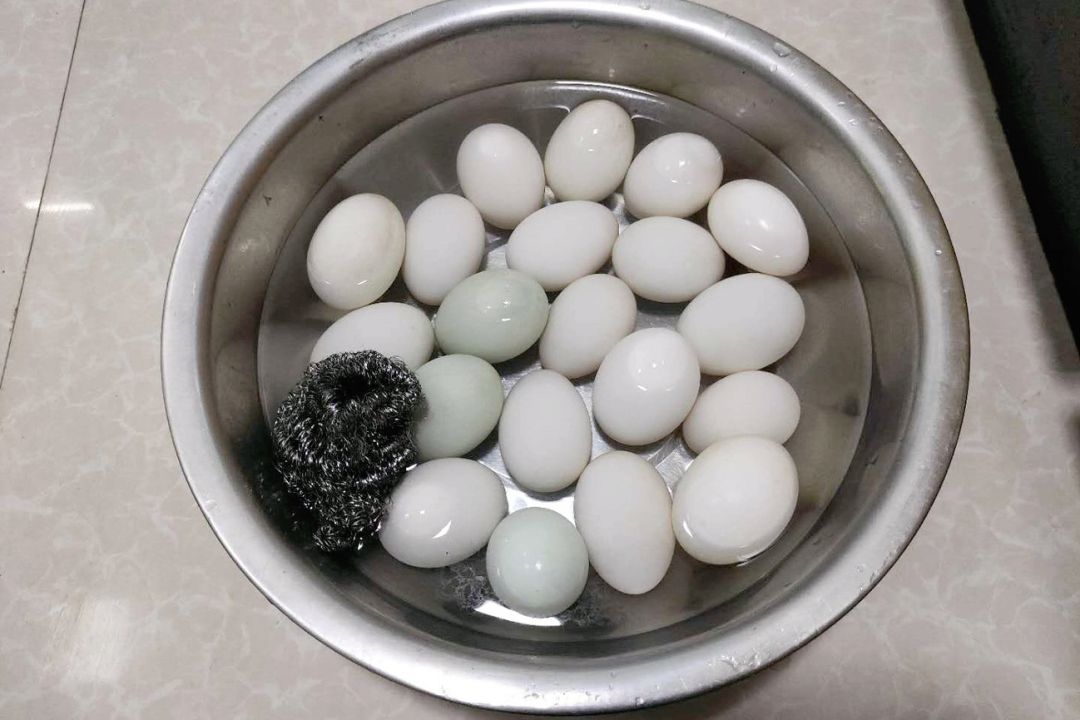 快速腌制咸鸭蛋的家常做法，不用泥沙，个个翻沙流油，越吃越香！