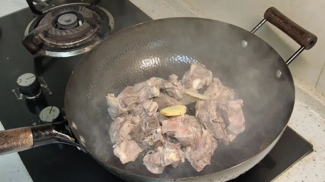 炖排骨汤正确做法，记住这“3味料”不能放，汤白肉香，排骨鲜嫩无腥味！