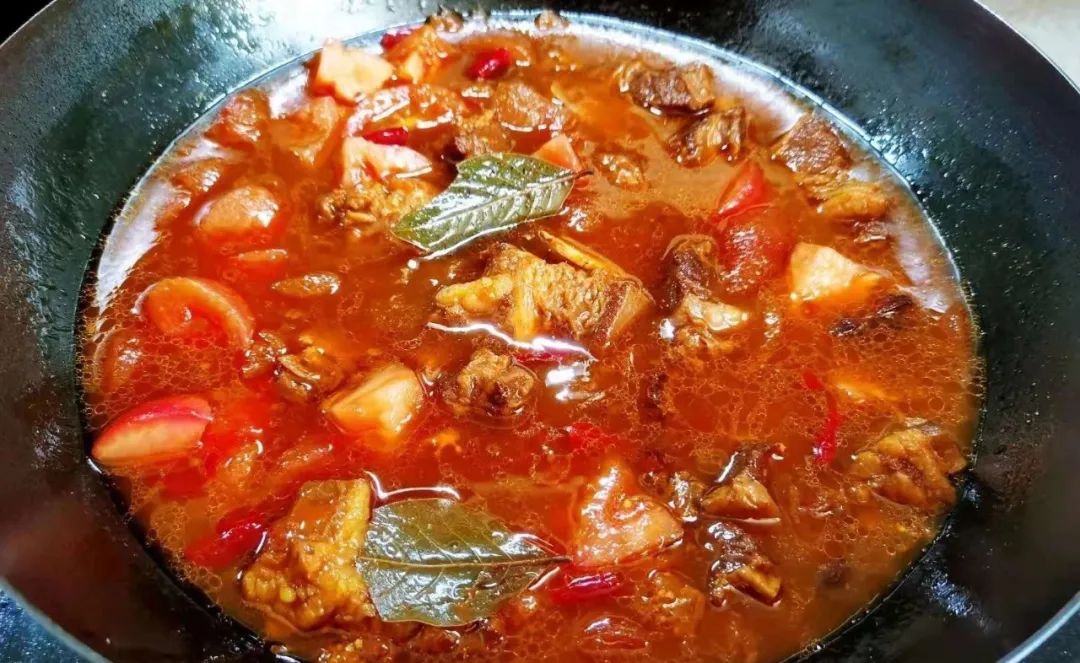 西红柿炖牛腩的家常做法，告诉你软烂入味的秘诀，汤鲜味美，拌饭一绝！