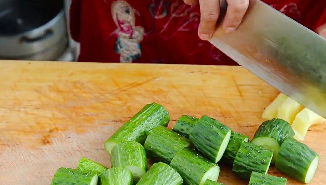 腌韭菜花的正确做法，只放盐就不好吃！多加这2样，更香更浓郁，吃上一年都不会坏！