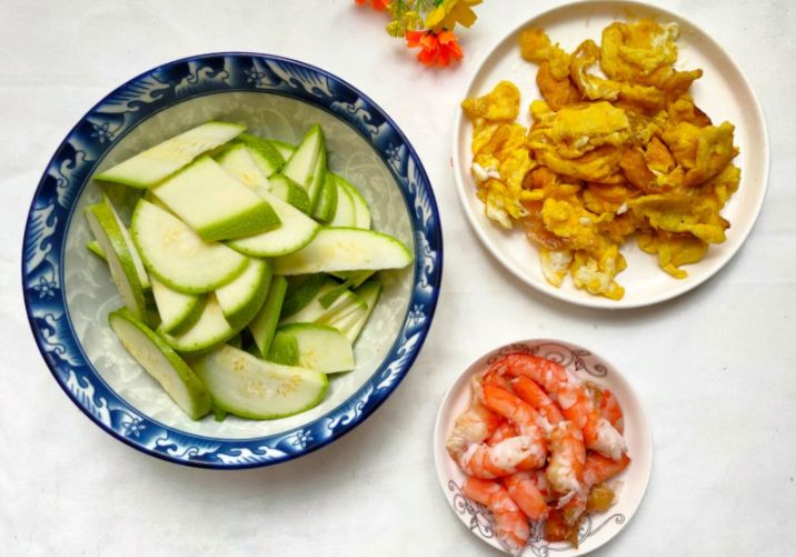 西葫芦虾仁炒鸡蛋的家常做法，鲜香入味，清淡爽口，最适合孩子在这个夏天吃！