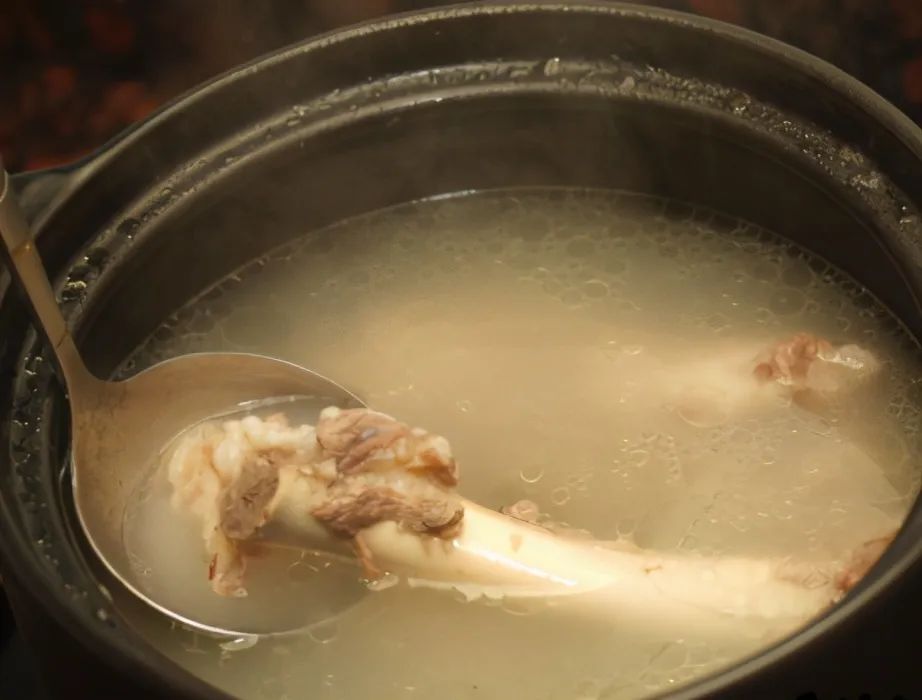 三伏天炖羊肉汤，直接下锅就错了，教你正确做法，牢记3个窍门，羊肉软烂无膻味，羊汤奶白鲜美，太好喝了！