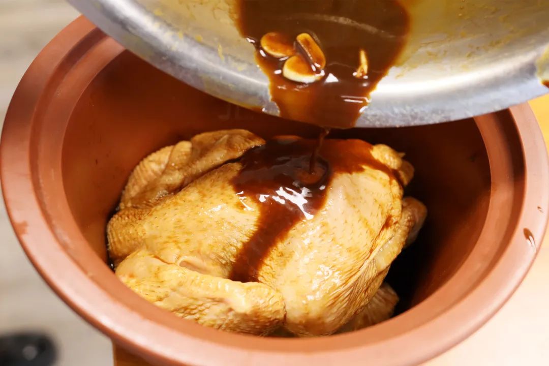 电饭煲焖鸡的家常做法，不加水不加油，酥香又软烂，比烤鸡还更好吃！