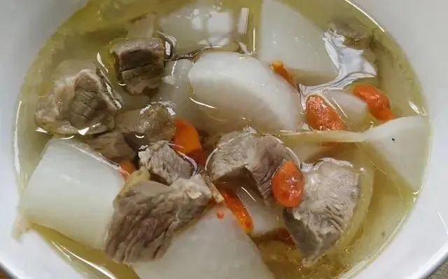 “伏羊一碗汤，不用开药方”！夏天羊肉萝卜汤的家常做法，清淡滋补无膻味，攒阳气，除老寒又祛湿！